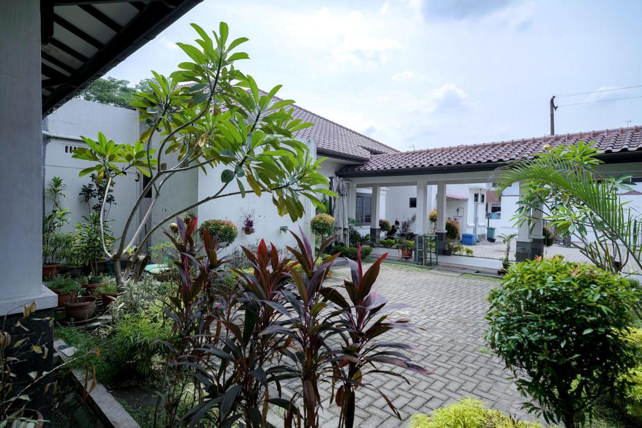 Reddoorz @ Avros Guest House Medan Bagian luar foto