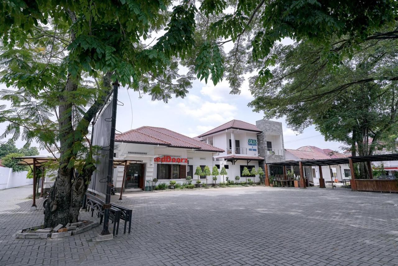 Reddoorz @ Avros Guest House Medan Bagian luar foto