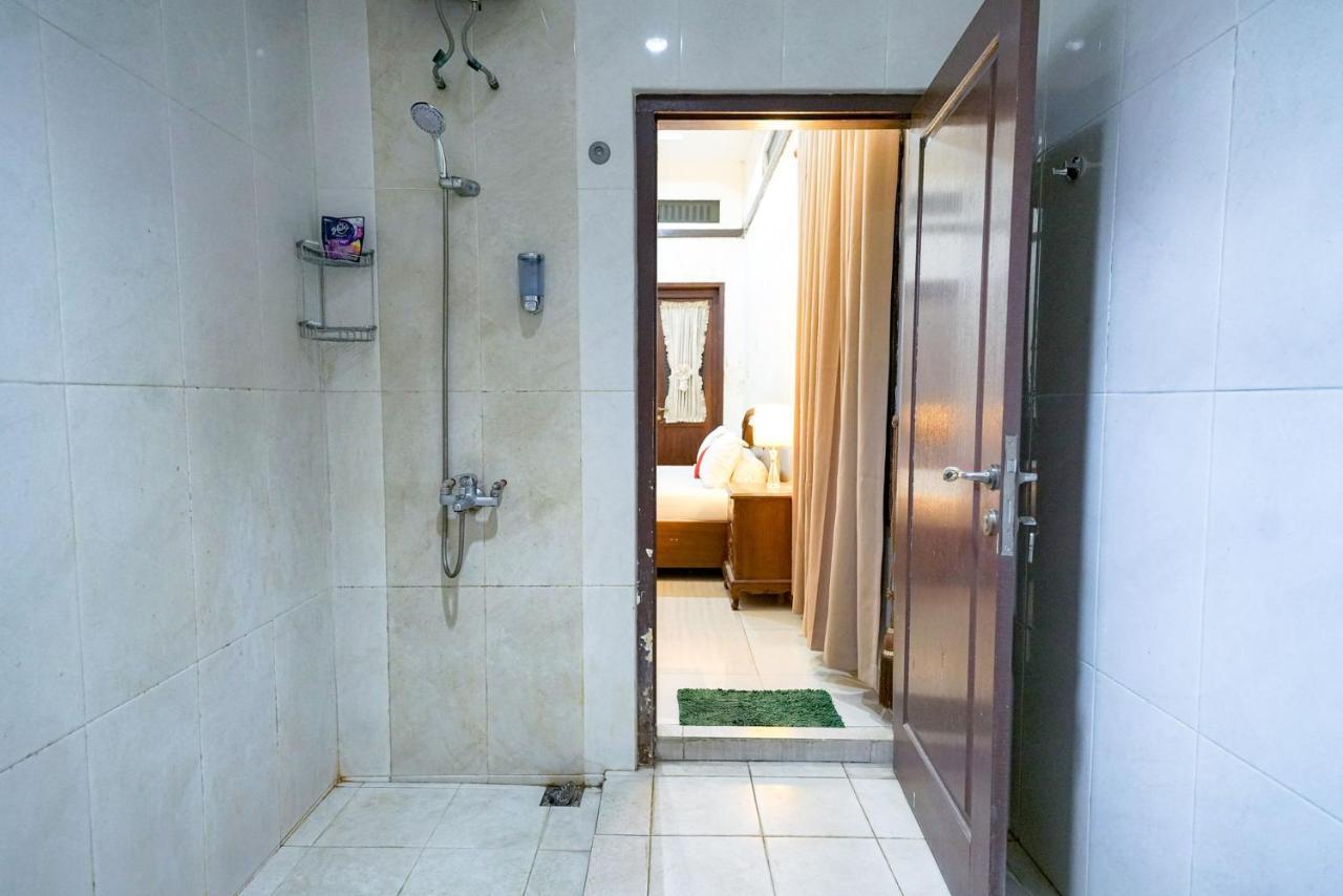 Reddoorz @ Avros Guest House Medan Bagian luar foto